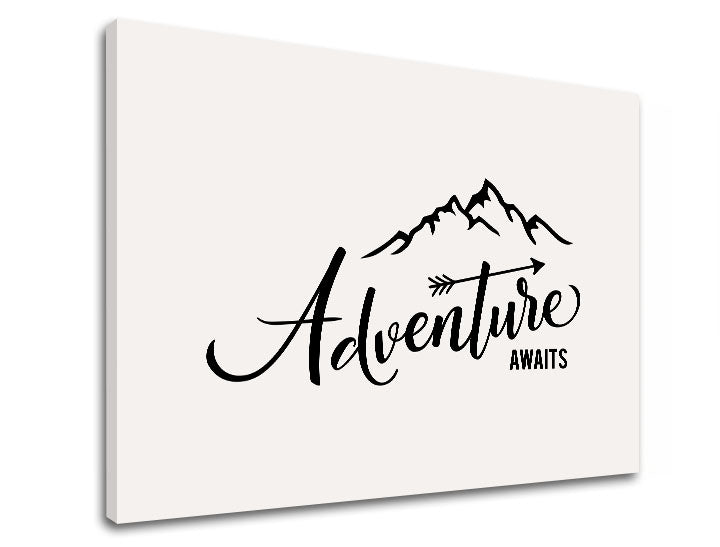 Moderan slika na platnu s motivom Adventure awaits, planine, putnički motiv, motivacioni citat, priroda u belo-crnih nijansama, pogodan za dnevnog boravka – proizvod