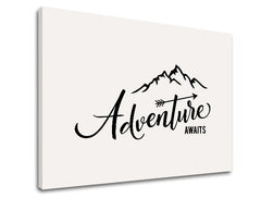 Moderan slika na platnu s motivom Adventure awaits, planine, putnički motiv, motivacioni citat, priroda u belo-crnih nijansama, pogodan za dnevnog boravka – proizvod