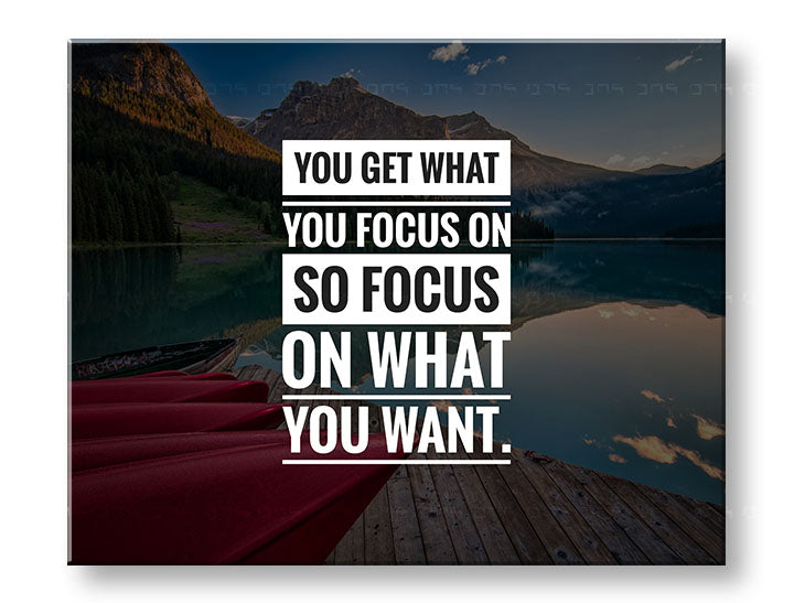 Moderan slika na platnu s motivom You get what you focus, planine, jezero, pejzaž, motivacioni citat u belo-plavih nijansama, unutrašnji mir i priroda – glavna