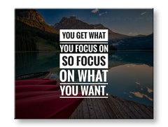 Moderan slika na platnu s motivom You get what you focus, planine, jezero, pejzaž, motivacioni citat u belo-plavih nijansama, unutrašnji mir i priroda – glavna