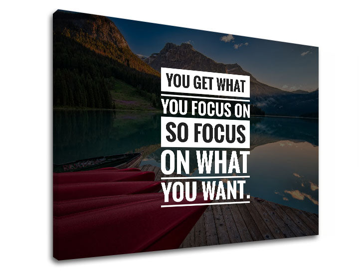Moderan slika na platnu s motivom You get what you focus, planine, jezero, pejzaž, motivacioni citat u belo-plavih nijansama, unutrašnji mir i priroda – proizvod