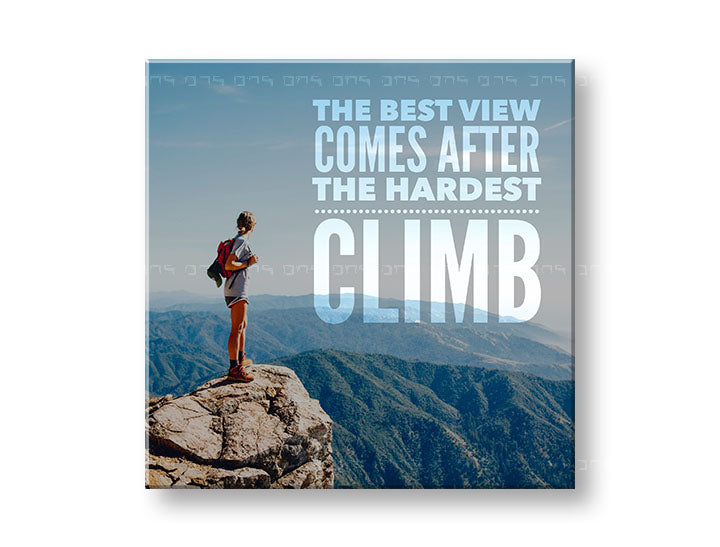Moderan slika na platnu s motivom The best view comes, nebo, pejzaž, motivacioni citat u belo-plavih nijansama, ohrabrujuća atmosfera, pogodan za kancelarije – glavna