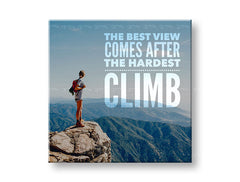Moderan slika na platnu s motivom The best view comes, nebo, pejzaž, motivacioni citat u belo-plavih nijansama, ohrabrujuća atmosfera, pogodan za kancelarije – glavna