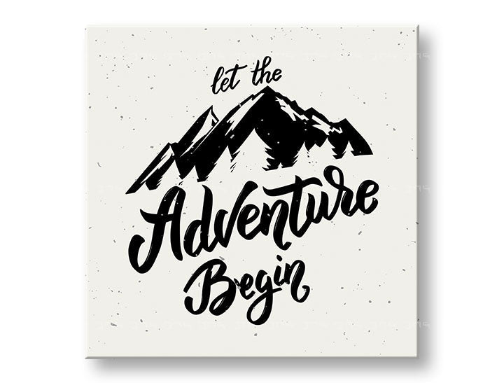 Art deko slika na platnu s motivom Let the adventure begin, planine, putnički motiv, motivacioni citat u belo-sivih nijansama, pogodan za dnevnog boravka – glavna