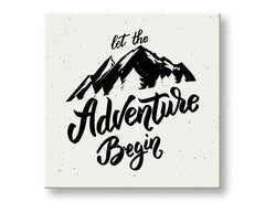 Art deko slika na platnu s motivom Let the adventure begin, planine, putnički motiv, motivacioni citat u belo-sivih nijansama, pogodan za dnevnog boravka – glavna