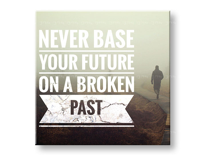 Moderan slika na platnu s motivom Never base your future, magla, motivacioni citat u belih nijansama, refleksivna atmosfera, pogodan za kancelarije – glavna