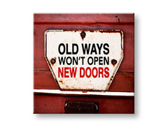 Vintage slika na platnu s motivom Old ways, motivacioni citat u belo-crvenih nijansama, pogodan za kancelarije | Motivacioni slika za zid Old ways_002 – glavna