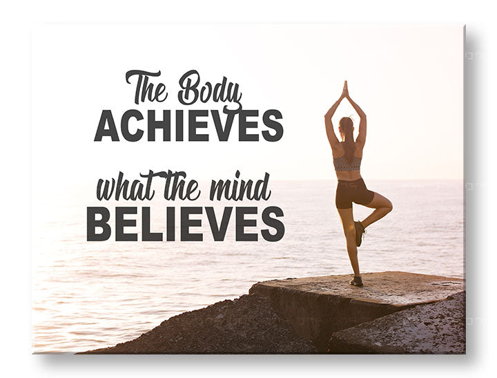 Moderan slika na platnu s motivom The body achieves, okean, motivacioni citat u crnih nijansama, mirna atmosfera, unutrašnji mir | Motivacioni slika za zid The body achieves_001 – glavna