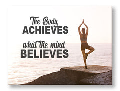 Moderan slika na platnu s motivom The body achieves, okean, motivacioni citat u crnih nijansama, mirna atmosfera, unutrašnji mir | Motivacioni slika za zid The body achieves_001 – glavna