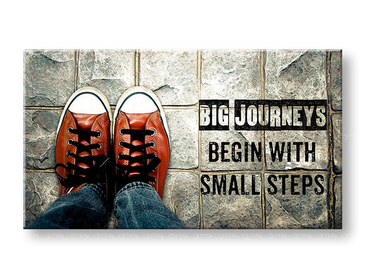 Moderan slika na platnu s motivom Big journeys begin, motivacioni citat, sportski motiv u belo-sivih nijansama, pogodan za kancelarije | Motivacioni slika za zid Big journeys begin – glavna