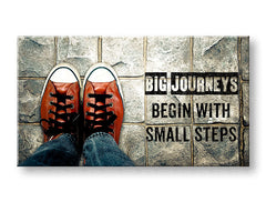 Moderan slika na platnu s motivom Big journeys begin, motivacioni citat, sportski motiv u belo-sivih nijansama, pogodan za kancelarije | Motivacioni slika za zid Big journeys begin – glavna
