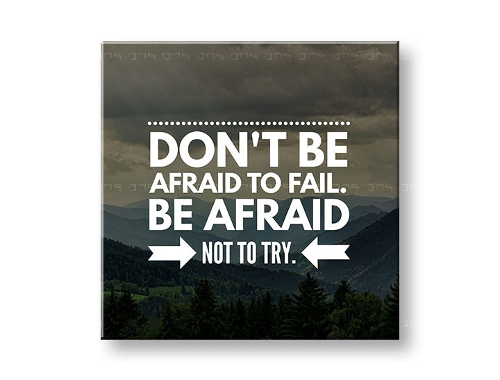 Moderan slika na platnu s motivom Don´t be afraid, planine, šuma, oblaci, nebo u belo-sivih nijansama, odvaha, pogodan za kancelarije | Motivacioni slika za zid Don´t be afraid – glavna