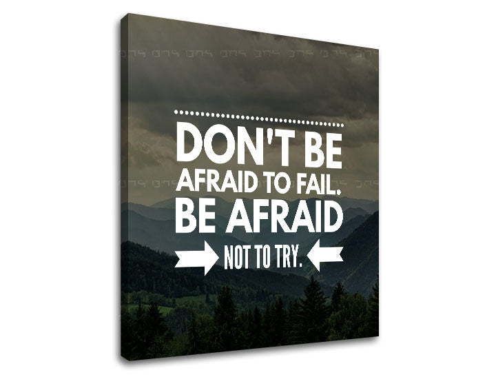 Moderan slika na platnu s motivom Don´t be afraid, planine, šuma, oblaci, nebo u belo-sivih nijansama, odvaha, pogodan za kancelarije | Motivacioni slika za zid Don´t be afraid – proizvod