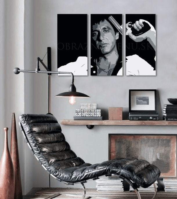 Pop art slika na platnu s motivom Tony Montana so zbraňou v ruke u belo-sivih nijansama, intenzivna atmosfera, filmski svet i snaga i moć | Najveći mafiáni na platnu Scarface - Tony Montana so zb...