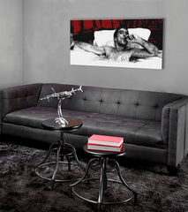 Pop art slika na platnu s motivom Tony Montana s cigarou v bazéne u belo-crvenih nijansama, samoća | Najveći mafiáni na platnu Scarface - Tony Montana s cigarou v bazéne – proizvod