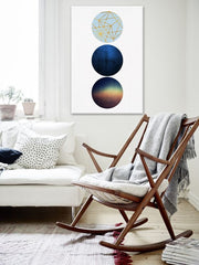 Geometrijski slika na platnu s motivom Unconscious Dimensionality, geometrijski uzorci, mapa, priroda u belo-plavih nijansama okačena u enterijeru dnevnog boravka – enterijer