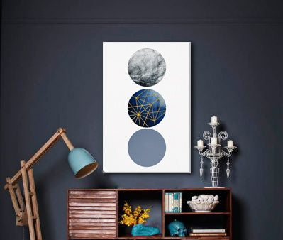 Moderan slika na platnu s motivom Modular Feeling, mesec, mapa, priroda u belo-plavih nijansama okačena u enterijeru kancelarije, minimalizam – enterijer