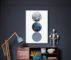 Moderan slika na platnu s motivom Modular Feeling, mesec, mapa, priroda u belo-plavih nijansama okačena u enterijeru kancelarije, minimalizam – enterijer