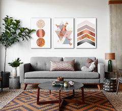 Geometrijski slika na platnu s motivom Lost Abstraction Rearranged u belo-bežih nijansama okačena u enterijeru dnevnog boravka, sofisticirana atmosfera – enterijer