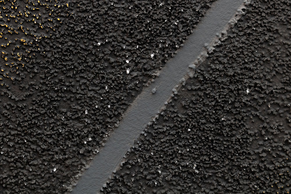 Detaljan prikaz apstraktne kompozicije sa zlatnim tačkama na crnoj pozadini, podeljene dijagonalnom linijom, otkriva bogatu teksturu i slojevitost Papilora.