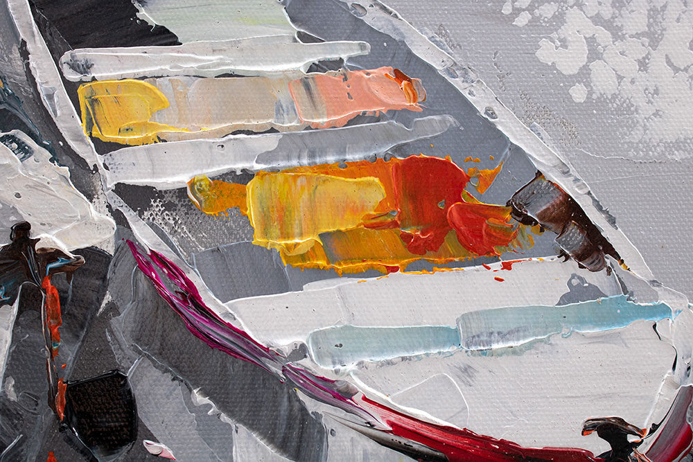 Detalj poteza četkice na ručno oslikanoj slici sa motivom čamca na vodi u sivim tonovima – izbliza pogled na slojeve boje.