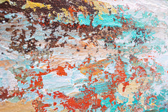 Detalj rukopisa četkice na ručno oslikanoj slici sa motivom apstraktnog pejzaža u tirkizno-crvenim bojama – blizak pogled na slojeve boje.