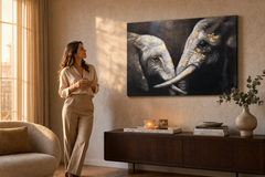 Oslikana slika za zid SLONOVI 120x80 cm – ručno oslikana slika u elegantnom enterijeru (Golden hour luxe) | wall mockup | premium platno | Papilora.sk