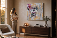 Slikana slika za zid ŽENA 80x80 cm – ručno slikana slika u elegantnom enterijeru (Golden hour luxe) | wall mockup | premium platno | Papilora.sk