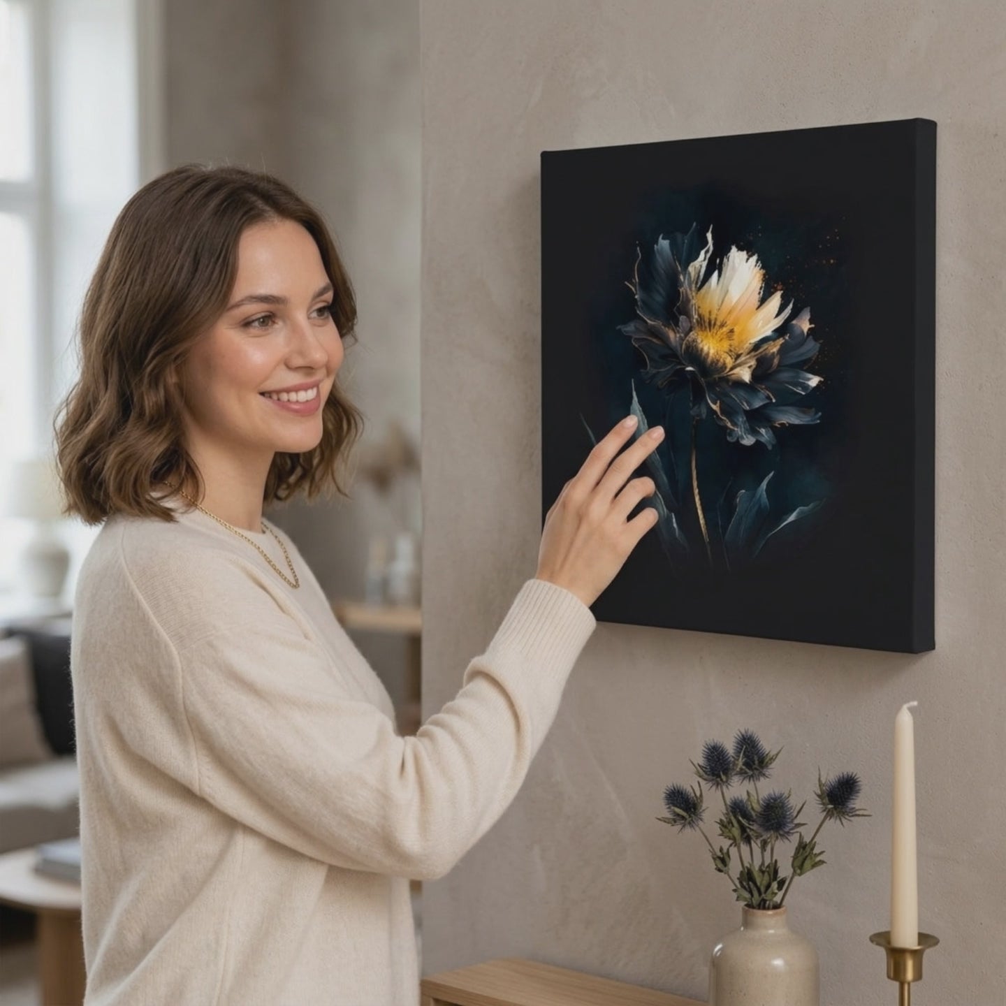 Dizajn dekoracije na platnu Tamno iskušenje 100x100 cm. Модеран зидни декор, слика на платну за дневну собу, жена разгледа дело у стилском светлом ентеријеру. Papilora (XOBMDFL008E1).