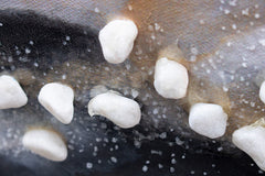 Ručno slikan slika na platnu s motivom izmaglica, pejzaž, priroda u belo-bežih nijansama, mirna atmosfera, priroda i minimalizam, pogodan za dnevnog boravka – proizvod