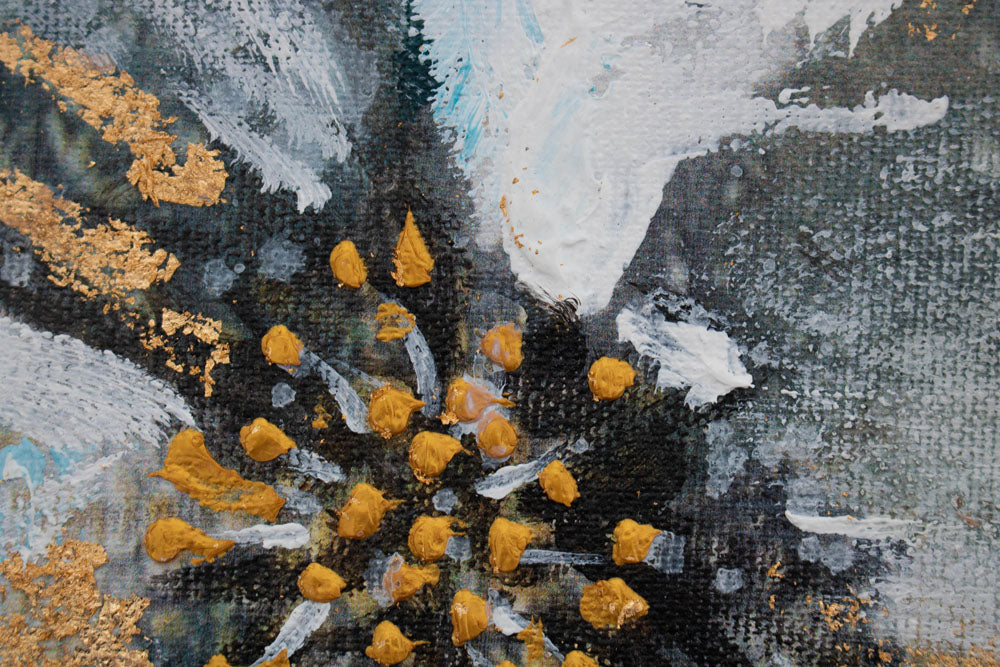 Ručno slikan slika na platnu s motivom cvet, cveće, priroda u belo-plavih nijansama, mirna atmosfera, priroda i rast i razvoj, pogodan za kuhinje – proizvod, pogled 4