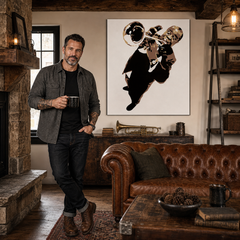 Ručno oslikana POP art Luis Armstrong 1 komad la – слика у модерном мушком ентеријеру, lifestyle визуелизација. Доминантне боје: смеђа, жута, црна.