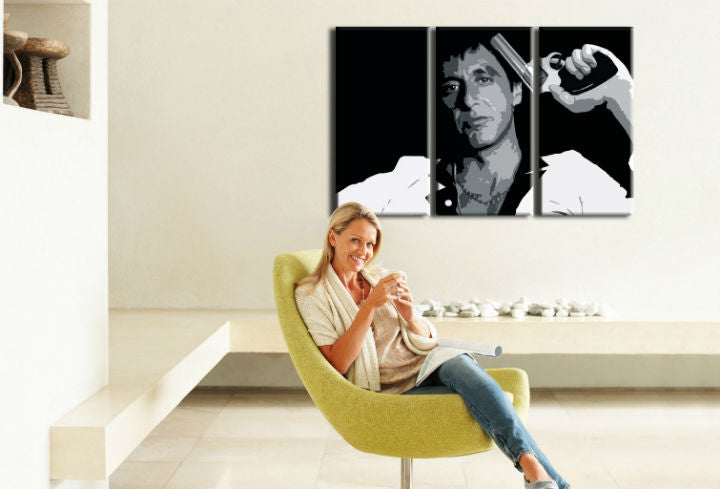 Pop art slika na platnu s motivom AL PACINO, priroda u belo-sivih nijansama okačena u enterijeru dnevnog boravka, intenzivna atmosfera, filmski svet i snaga i moć – enterijer