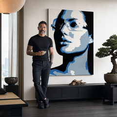 Ručno oslikana POP art slika Anđelina Džoli 1 komad, par – слика у модерном мушком ентеријеру, lifestyle визуелизација. Доминантне боје: плава, сива, црна.