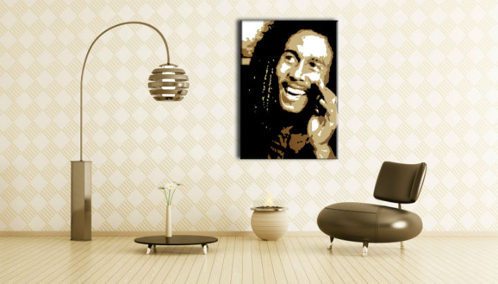 Ručno slikan slika na platnu s motivom Bob Marley u crno-belih nijansama okačena u enterijeru dnevnog boravka, radosna atmosfera | Ručno slikan POP Art slika Bob Marley – enterijer