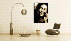 Ručno slikan slika na platnu s motivom Bob Marley u crno-belih nijansama okačena u enterijeru dnevnog boravka, radosna atmosfera | Ručno slikan POP Art slika Bob Marley – enterijer