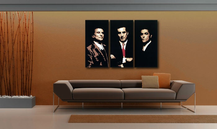 Pop art slika na platnu s motivom Goodfellas u belo-smeđih nijansama okačena u enterijeru dnevnog boravka, ikonografija | Ručno slikan POP Art slika Goodfellas – enterijer