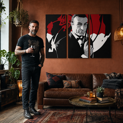 Ručno oslikana POP art slika Džejms Bond iz 3 dela, Bond 2 – слика у модерном мушком ентеријеру, lifestyle визуелизација. Доминантне боје: црна, црвена, бела.