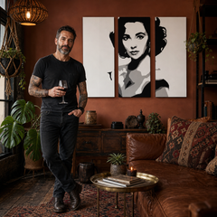 Ručno oslikana POP art slika Elizabet Tejlor, 3 dela – слика у модерном мушком ентеријеру, lifestyle визуелизација. Доминантне боје: црна, бела, сива.