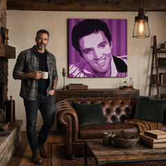 Ručno oslikana POP art slika Elvis Presli 1 komad el4 – слика у модерном мушком ентеријеру, lifestyle визуелизација. Доминантне боје: љубичаста, бела, црна.