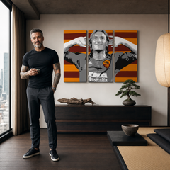 Ručno oslikana POP art slika Frančesko Toti, mališa od 3 dela – слика у модерном мушком ентеријеру, lifestyle визуелизација. Доминантне боје: црвена, наранџаста, сива, црна, бела.