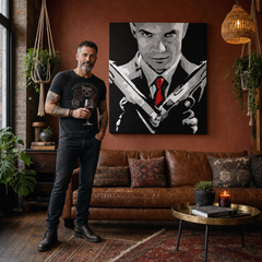 Ručno oslikana POP art slika HITMEN 1 deo hit2 – слика у модерном мушком ентеријеру, lifestyle визуелизација. Доминантне боје: црна, бела, црвена, сива, смеђа.