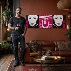 Ručno oslikana POP art slika Ja-DEVOJKA od 3 dela – слика у модерном мушком ентеријеру, lifestyle визуелизација. Доминантне боје: розе, црна, бела, сива.
