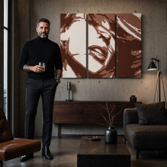 Ručno oslikana POP art slika Kajli Minog, 3 dela – слика у модерном мушком ентеријеру, lifestyle визуелизација. Доминантне боје: смеђа, бела, наранџаста.