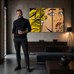 Ručno oslikana POP art slika LIHTENŠTAJN, 3 dela, 3 litre/x2 – слика у модерном мушком ентеријеру, lifestyle визуелизација. Доминантне боје: жута, црна, розе.