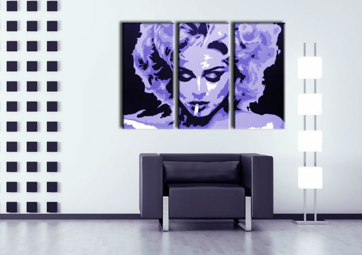 Pop art slika na platnu s motivom MADONNA, cigara, priroda, životinja u ljubičasto-crnih nijansama okačena u enterijeru dnevnog boravka, slava i ikonografija – enterijer
