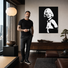 Ručno oslikana POP art slika Merilin Monro 1 komad mon5 – слика у модерном мушком ентеријеру, lifestyle визуелизација. Доминантне боје: црна, бела, сива.