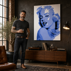 Ručno oslikana POP art slika Merilin Monro 1 komad pon – слика у модерном мушком ентеријеру, lifestyle визуелизација. Доминантне боје: плава, бела, црна.