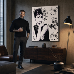 Ručno oslikana POP art slika Odri Hepbern AH5 – слика у модерном мушком ентеријеру, lifestyle визуелизација. Доминантне боје: црна, бела, љубичаста.