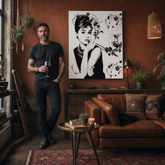 Ručno oslikana POP art slika Odri Hepbern AH6 – слика у модерном мушком ентеријеру, lifestyle визуелизација. Доминантне боје: црна, сива, розе.